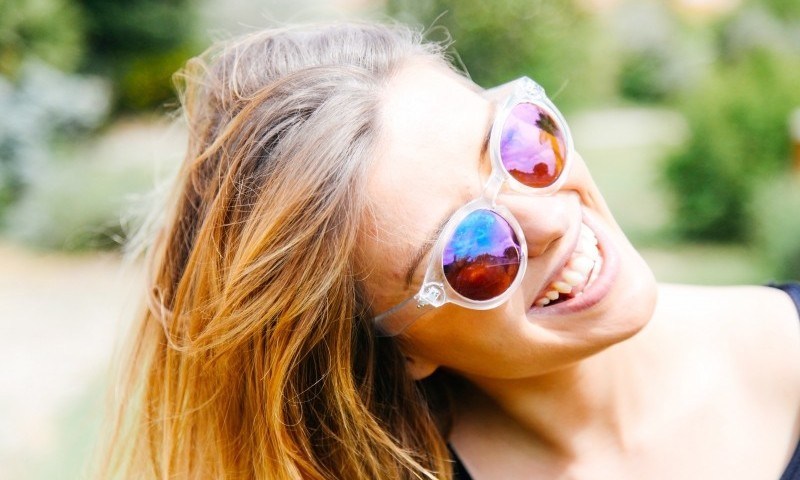 https://anilabashllari.com/wp-content/uploads/2019/06/portrait-of-laughing-blonde-woman-wearing-sunglasses-800x480-1.jpg